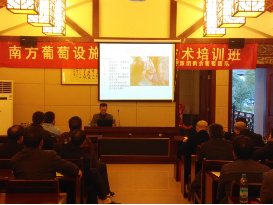 best365手机版官网理学院涂海华副教授在为学员们授课